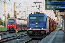 RAILDOX Lok der BR 185 mit Schüttgutwagen durchfährt den Hbf Rostock, bevor der letzte Zug von dort nach Sassnitz fährt. - 13.08.2017
