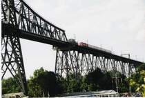 Ein Regionalzug auf der Eisenbahnbr�cke in Rendsburg