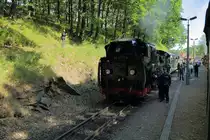 Zugkreuzung am 17.06.2017 in Seifersdorf. Nicht nur 99 1793 und 99 1734, welche hier P 6006 ziehen, aus welchem diese Aufnahme entstand, sondern auch 99 1777 war anläßlich der Eröffnungsfeier zur Wiederinbetriebnahme des Abschnittes Dippoldiswalde - Kurort Kipsdorf im Einsatz. Sie wartet hier mit P 6005 auf das Freiwerden der Strecke in Richtung Freital-Hainsberg, während unser Zug, nach kurzem Halt, weiter nach Kipsdorf dampft. Solche Begegnungen gibt es im Rahmen des Normalfahrplanes leider nicht, da dann immer nur ein Zug verkehrt. Zwei Züge kommen nur an ausgewählten Terminen zum Einsatz. Hierfür gibt es einen Sonderfahrplan, den man auf der Homepage der SDG einsehen kann.