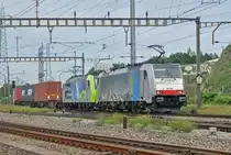 Doppeltraktion, mit den Loks 186 104-6 und 485 009-5, durchfahren den Bahnhof Pratteln. Die Aufnahme stammt vom 21.08.2017.
