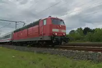 Mit dem samstäglichen PzB gen Düsseldorf ist hier die 181 215-5 am Samstagabend durch Lintorf unterwegs. 19.8.2017