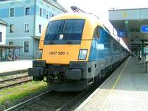 1047 001-1 mit OIC 647 kurz vor der Abfahrt in 
Attnang- Puchheim_070510