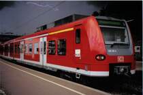 ET 425 313 in Geislingen (Steige). Ich muss mich f�r die Bildqualit�t entschuldigen, denn dies ist ein eingescanntes Papierbild... Jedoch ist dieses Bild einmalig! Der Blitz im Hintergrund ist wirklich echt, und war die gro�e �berraschung, als ich meinen Film entwickelt zur�ck bekam... Hatte also nicht versucht �berhaupt einen Blitz mitdrauf zu bekommen, da die Wahrscheinlichkeit eh gegen Null ist... Ist aber cool!!!!