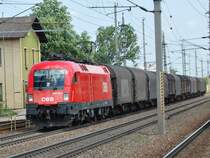 1016 024 mit einem G�terzug am 10.05.2007 bei der Durchfahrt in Marchtrenk.