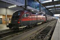 1116 223-9 steht am 13.8.2017 mit dem RJ66 von Budapest-Keleti im Münchener Hauptbahnhof.