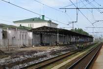 Bauarbeiten am Bahnsteig für Gleis 2 im Bahnhof Царское Село (Zarskoje Selo), bei St. Petersburg, 19.8.17
Die Züge Richtung St. Petersburg halten daher an einem provisorischen Bahnsteig auf Gleis 3.