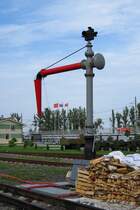 Das Ziel der kurzen Reise: Der Wasserkran der Kleinen Oktober Eisenbahn, Малая Октябрьская железная дорога, in Puschkin, bei St. Petersburg, 19.8.17 

Die Ма́лая Октя́брьская желе́зная доро́га (МОЖД) - kleine Oktoberbahn (MIRO) ist eine Pioniereisenbahn südlich von St. Petersburg, die von Kindern und Jugendlichen betrieben wird.
Die etwas über 10 km lange Strecke führt von Puschkin nach Kupchino, dem Ausgangspunkt der Metro-Linie 2 von St. Petersburg, und verläuft parallel zur  großen Oktoberbahn .