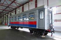 Ein Personenwagen im Depot der Kleinen Oktober Eisenbahn, Малая Октябрьская железная дорога, in Pushkin, bei St. Petersburg, 19.8.17 
