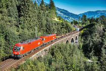 1116 151-2 und 1116 191-8 überquren mit einem Mischer, auf der Fahrt in Richtung Kärnten, das Hundsdorfer-Viadukt bei Bad Hofgastein.
Aufgenommen am 30.8.2017.
