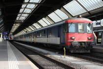 Der ICE 73 von Basel SBB- Zürich HB wurde mit einer Ersatzkomposition geführt und hatte vor wenigen Minuten den HB Zürich auf Gleis 8 erreicht. Mittwoch, 30. August 2017