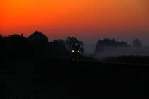 Der Sommer verabschiedet sich zusammen mit dem August mit strahlendem Sommerwetter. 

Am frühen Morgen des 31.August 2017 fährt R8551 aus der Haltestelle Gussendorf in Richtung Wies. 