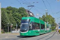 Be 6/8 Flexity 5004, auf der Linie 8, fährt zur Haltestelle am Bahnhof SBB. Die Aufnahme stammt vom 29.08.2017.