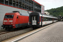 DB/SBB: Am 30. August 2017 hiess es für die Reisenden des IC Zürich - Stuttgart in Horb am Neckar Endbahnhof. Zwischen Horb und Stuttgart wurden Bahnersatzbusse eingesetzt und der Bahnverkehr wurde auf den Gleisen 1 und 2 abgewickelt.
Die DB 101 107-1 anlässlich der Umfahrung der SBB Wagen.
Foto: Walter Ruetsch