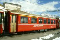 RhB - AB 1546 am 09.03.1998 in Alp Gr�m - 1./2.Klasse verk�rzter Einheitspersonenwagen (Typ I) f�r Berninabahn - �bernahme 02.08.1968 - FFA/SWP - Fahrzeuggewicht 13,00t - Sitzpl�tze 12/31 - L�P 14,91m - zul�ssige Geschwindigkeit 90 km/h - �2=16.04.1992 - Logo RhB in deutsch - Lebenslauf: ex AB 1546 - 08/1998 As 1171 I - 10/2002 AB 1546 - Hinweis: Griffstangen neben den T�ren, gescanntes Dia
