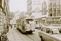København / Kopenhagen Københavns Sporveje SL 10 (DÜWAG-GT6 885) Vesterbro, Abel Cathrines Gade im Oktober 1968. - Scan von einem S/W-Negativ. Film: Ilford HP4.