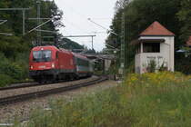 182 006 der ÖBB mit EC 87 (München Hbf - Venezia Santa Lucia) bei der Einfahrt in den Bahnhof Aßling (Strecke München-Rosenheim).
Aßling, 31.08.2017