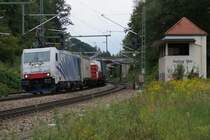 186 440 der Lokomotion mit Güterzug bei der Einfahrt in den Bahnhof Aßling (Strecke München-Rosenheim).
Aßling, 31.08.2017