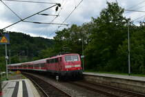 111 042 schiebt einwn RE3 durch Neckargerach
Freitag den 1.9.2017