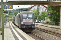 Hier kommt die für die NIAG fahrende MRCE 182 595-9 mit einem Leerzug am Haken heute Mittag durch Neckargerach gen Moers gefahren. 1.9.2017

