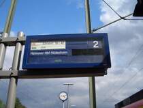 Diese Fallblattanzeige an der S-Bahn-Station Seelze sieht gar nicht gut aus: Zielmodul fehlt, Unterwegsbahnh�fe sind falsch und Wasser scheint eingedrungen zu sein. Wenigstens sind die Fallbl�tter noch nicht durch die W�rme ganz verbogen.