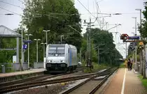 185 716-8 von der Rurtalbahn kommt als Lokzug aus Mönchengladbach-Hbf nach Aachen-West nd fährt die Kohlscheider-Rampe hoch aus Richtung Herzogenrath und fährt durch Kohlscheid in Richtung Richterich,Laurensberg,Aachen-West. 
Aufgenommen von Bahnsteig 1 in Kohlscheid. 
Bei Wolken am Abend vom 16.7.2017.