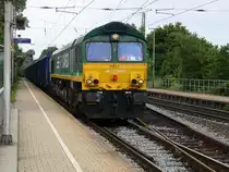 Die Class 66 PB17 von der Rurtalbahn-Cargo kommt mit einem Bleileerzug aus Stolberg-Hammer(D) nach  Sloehaven(NL) und kommt aus Richtung Aachen-West,Laurensberg,Richterich und fährt durch Kohlscheid in Richtung Herzogenrath.
Aufgenommen vom Bahnsteig 1 in Kohlscheid. 
Bei Wolken am Abend vom 16.7.2017.
