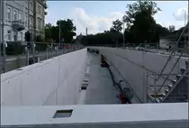 Die dritte Tunnelausfahrt -

In der Ettlinger Straße liegt die dritte Tunnelrampe des Karlsruher Straßen-/Stadtbahntunnels. Der Südabzweig in der Ettlinger Straße schließt am Marktplatz mit einem niveaugleichen Gleisdreieck an den Ost-West-Tunnel an. Für die Bauzeit dieses Abschnittes wurde der komplette Stadt- und Straßenverkehr in der Ettlinger Straße eingestellt und über parallele Strecken umgeleitet.

03.09.2017 (M)