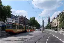 Die Rampe am Durlacher Tor -

Wie auch am Mühlburger Tor wird auch an der östlichen Tunnelrampe auch nach Inbetriebnahme des Karlsruher Innenstadttunnels das Bauwerk auf beiden Seiten von Straßenbahnen umfahren werden und bis zum Kronenplatz über dem Tunnel oberirdisch gefahren um dann dort nach Süden in die Fritz-Erler-Straße abzubiegen.

03.09.2017 (M) 