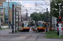 Umfahrung einer Tunnelrampe -

Als letzte Stadt in Deutschland geht Karlsruhe in den Untergrund. Die Ost-West-Achse der Straßenbahn/Stadtbahn wird derzeit in den Untergrund verlegt. Zusätzlich entsteht am Marktplatz ein unterirdische Gleisdreieck von wo der eine Tunnelstrecke in die Ettlinger Straße abzweigt. Insgesamt entstehen sieben unterirdische Stationen.

Im Bild zwischen den beiden Stadtbahnzügen erkennbar die westliche Tunneleinfahrt am Mühlburger Tor. Auch nach Fertigstellung des Tunnels wird bis zum Europaplatz auch noch zusätzlich oberirdisch gefahren. Am Europaplatz biegt dann die oberirdische Strecke nach Süden in die Karlstraße ab.

03.09.2017 (M)