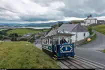 Wagen 5 des Great Orme Tramway am 14. August 2017 kurz vor der Mittelstation zwischen den letzten Häusern von Llandudno. Man beachte auch die interessante Gleisanordnung.