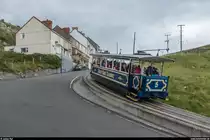 Wagen 5 des Great Orme Tramway am 14. August 2017 auf Talfahrt am Ortsrand von Llandudno.