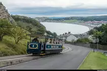Wagen 4 des Great Orme Tramway verlässt am 14. August 2017 Llandudno in Richtung Mittelstation.