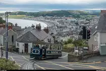 Wagen 5 des Great Orme Tramway befährt am 14. August 2017 die lichtsignalgesteuerte Kreuzung kurz vor der Kreuzungsstelle der unteren Sektion.