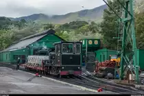 Hunslet Diesellok 11  Peris  der Snowdon Mountain Railway steht am 15. August 2017 vor dem Depot in Llanberis mit einem Güterwagen bereit zur Bergfahrt.