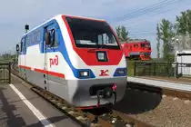 Paralleleinfahrt eines ER2T auf der großen Oktoberbahn und der Diesellok ТУ10-025 der Kleinen Oktober Eisenbahn, Малая Октябрьская железная дорога, beim Umsetzen auf Gleis 1 in Pushkin, bei St. Petersburg, 19.8.17 