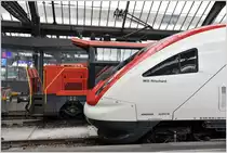 Stadler mit Ee922 gegen Bombardier ICN in Zürich HB. (31.08.2017)