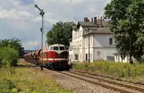 92 80 1228 501-3 D-WFL ist nun wieder in ihrer Ursprungslackierung (VEB Chemische Werke Buna  204 ) Sie war am 04.09.17 im Schotterzugeinsatz zwischen Saalfeld/Saale und Triptis. Da in Triptis die Gleise im Bahnhof geschottert werden. Hier ist der Zug in Pößneck oberer Bahnhof Richtung Triptis zu sehen.