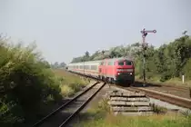 218 470-3 (Regio) + 218 315-0 (FV) ziehen am 29.8.17 den IC2073 Westerland(Sylt) - Drehsden Hbf. von der Urlaubsinsel Sylt bis nach Itzehoe, wo auf eine Lok der BR101 umgespannt wird.
Aufgrund des  Ersatzkontzeptes  und duchrch den Brandbrief wurde der IC2073 von Westerland(Sylt) bis KLanxbüll führ Fahrkarten des Nah.SH Tariefes freigegeben, derher auch der mitlerweile Fahrplanmäsige Halt in Klanxbüll.
vom Parkplatz aus fotografiert, KEIN Gleisbereich mehr!