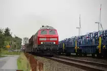 218 344-0 und eine weitere Schwestermschiene ziehen am 26.8.17 den AZ/D 1440 von (Bredstedt-)Niebüll nach Westerland, entgegen kam ihn der  Ammi   RDC  mit dem  Autozug Sylt  nach Niebüll.
218er Einsätze vor dem SyltShuttle sind dank der 245.0 leider sehr selten geworden, lediglich wenn wieder einmal eine 245.0 sich zu seinem Erzeuger nach Kassel begiebt um ein größeren Tank zu bekommen wird dies mit 218er kompensiert.
