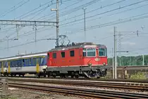 Re 4/4 II 11133 durchfährt den Bahnhof Muttenz. Die Aufnahme stammt vom 24.08.2017.