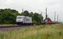 386 007 schleppte am 23.06.17 umleitungsbedingt einen Containerzug durch Braschwitz Richtung Halle(S).