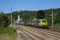 193 554 von TX Logistik mit einem Containerzug in Wernstein am Inn, aufgenommen am 23. August 2017.