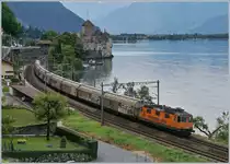 Die  InterregioCargo  Re 420 320-4 mit einem Güterzug Richtung Lausanne vor der Kulisse des Château de Chillon.
4. Sept. 2017 