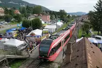 SBB: Impressionen Chaindon-Markt vom 3. und 4. September 2017 in Reconvilier.
Auch dieses Jahr wurden um die 40'000 Besucherinnen und Besucher in den Jura gelockt. Dieser traditionelle Markt ist ein Publikumsmagnet, der von der SBB einen grossen Einsatz abverlangt. Trotz der veralteten Infrastruktur reisen die Marktbesucher aus allen Gegenden der Schweiz am bequemsten per Bahn nach Reconvilier. Dieses Jahr verkehrte zusätztlich eine GTW 526 Dopppeltraktion als Zusatzzug im Stundentakt zwischen Sonceboz-Sombeval und Moutier. Normalerweise stehen auf diesem Streckenabschnitt keine Doppeltraktionen im Einsatz. 
Einfahrt Reconvilier vom 4. September 2017.
Foto: Walter Ruetsch     