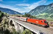 1116 078-7 fährt mit dem EC 113 (Frankfurt (Main) Hbf - Klagenfurt Hbf / - Zagreb Glavni kol.) über die neue Angerschluchtbrücke.
Aufgenommen am 30.8.2017.