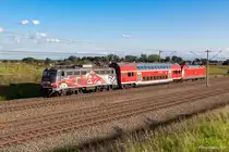 115 509 (80 Jahre Auto im Zug) zieht ihren Pbz bestehend aus einem Dosto und einer unbekannten 101er von München aus kommend vorbei an Hebertshausen in Richtung Ingolstadt