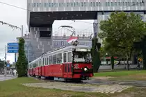 Wien, Abschied der Linie 58. Neben zwei Oldtimer war am Freitag Nachmittag (01.09.2017) auch eine E1+c3 Garnitur auf der Linie 58 unterwegs.
E1 4523 + c3 1213 auf der Linien 58 bei der Haltestelle Westbahnhof. 