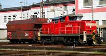 Eine V294 794-3 schleppt einen Sch�ttgutwaggon zum Ausbesserungswerk Hagen-Eckesey. 