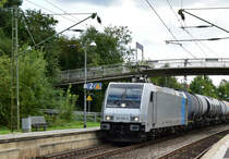 Railpool 185 690 mit einem Ölzug gen Mannheim, bei der Durchfahrt in Neckargerach.
Einer der letzten Züge auf dem Abschnitt zwischen Eberbach und Mosbach-Neckarelz, da die Strecke wegen Bauarbeiten im Zeitraum vom 7.9.-11.9.2017 gesperrt ist und SEV stattfindet.
6.9.2017
