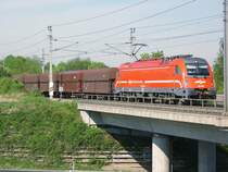 Taurus III im Dienste der Slowenischen Staatsbahn fahren in �sterreich regelm��ig mit schweren Erzz�gen �ber Salzburg zu den Linzer Stahlwerken. Hier die 541-001 in Wels-West. [04.05.07, 09:24]